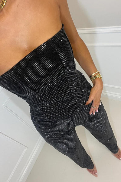 Zavando-der-Schulter-Jumpsuit – Glamouröses Erscheinungsbild mit funkelndem Stoff