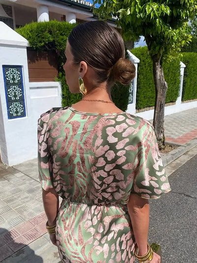 Elegantes Damenkleid Mit Gedrehtem V Ausschnitt | Midi